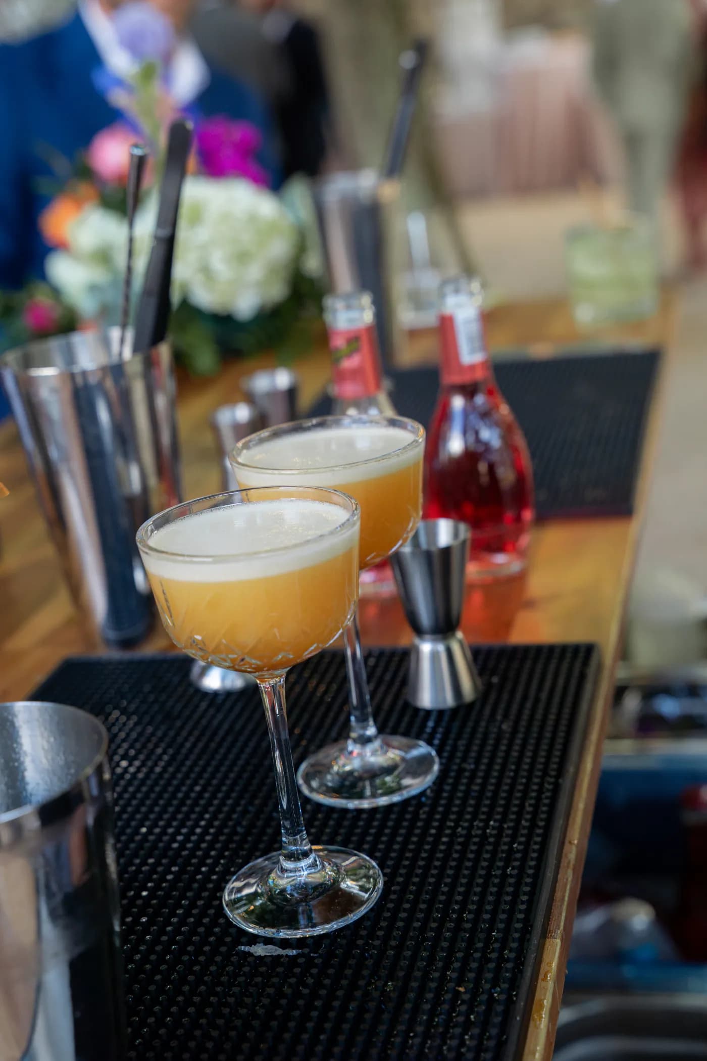 Cocktails préparés au bar de la réception, dans des verres givrés