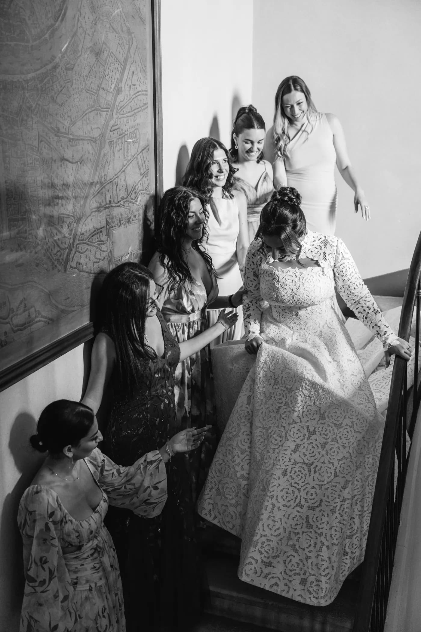 Les demoiselles d'honneur entourent la mariée pendant les préparatifs, en noir et blanc